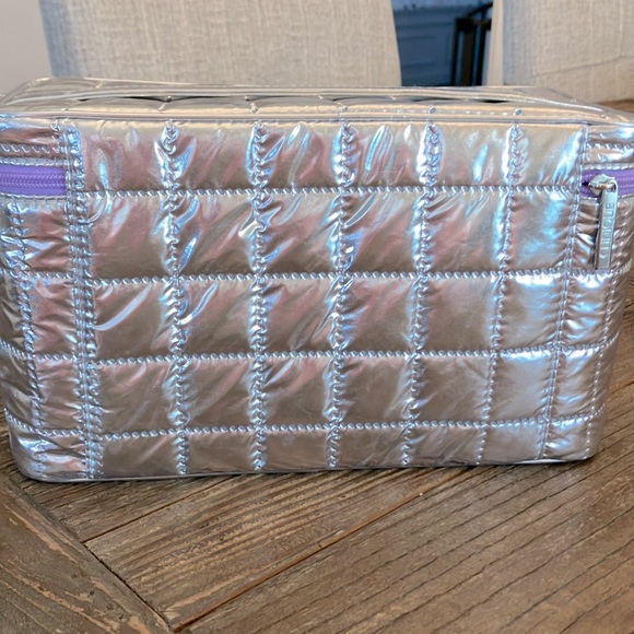 COPY - NEW Clinique Makeup/Toiletries Zip Around Case Silver - Picture 4 of 8